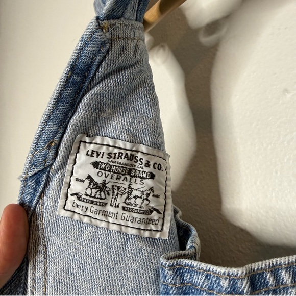 Levi’s Vintage Women’s Overalls in relaxed light wash denim size large - Picture 11 of 12